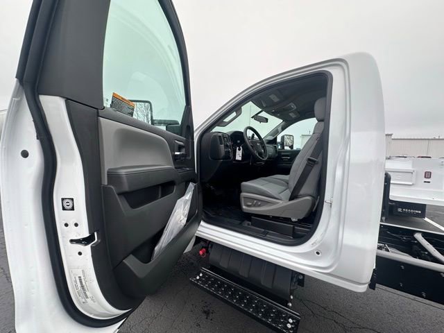 2024 Chevrolet Silverado 5500HD Work Truck photo 3