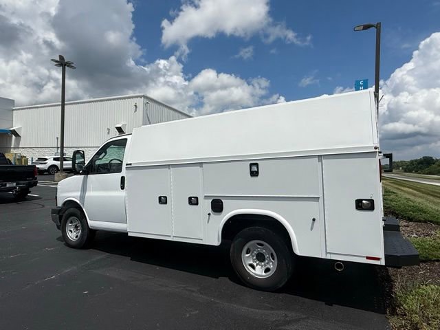 2025 Chevrolet Express Cutaway 3500 photo 3