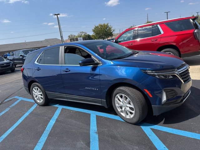 2023 Chevrolet Equinox LT photo 2