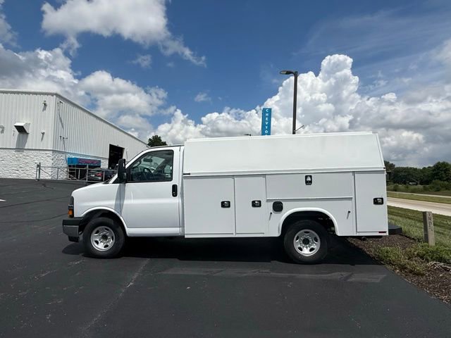 2025 Chevrolet Express Cutaway 3500 photo 2