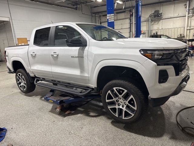 2024 Chevrolet Colorado Z71 photo 2