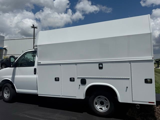 2025 Chevrolet Express Cutaway 3500 photo 3