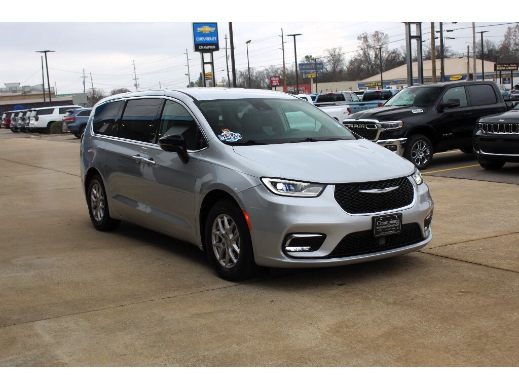 Used 2024 Chrysler Pacifica Touring L Van Passenger Van