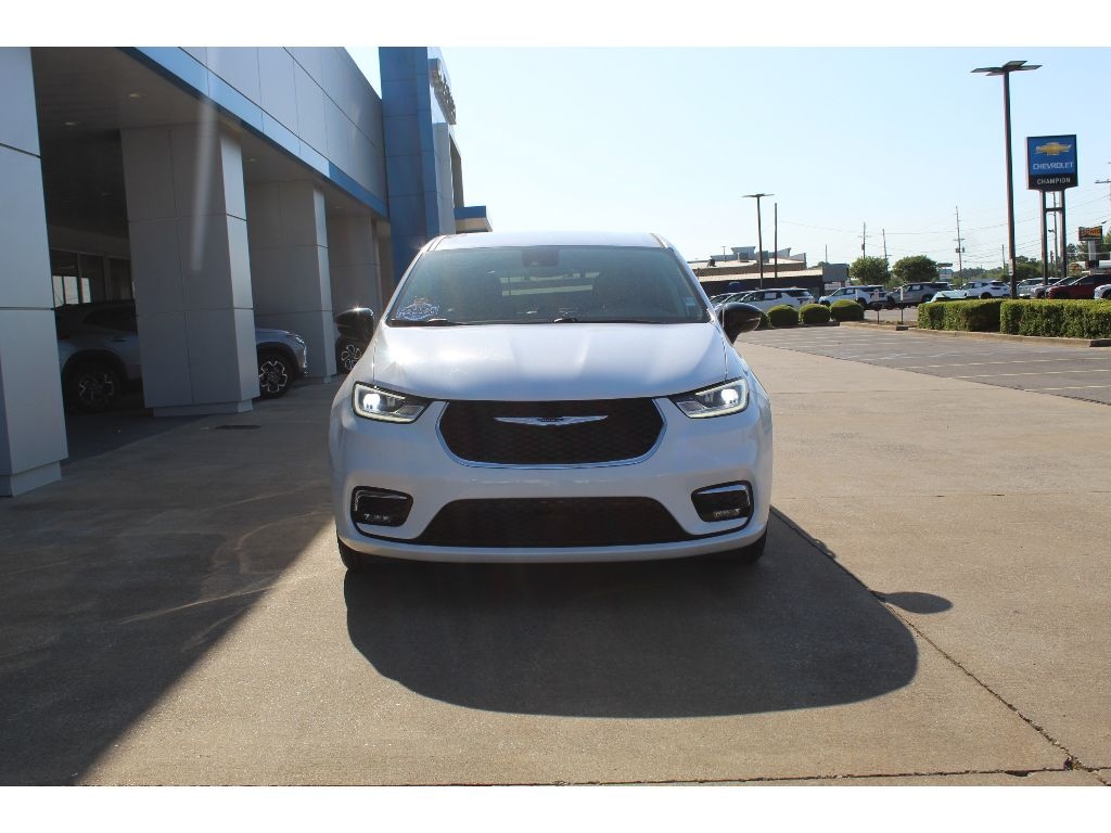 Used 2024 Chrysler Pacifica Touring L Passenger Van