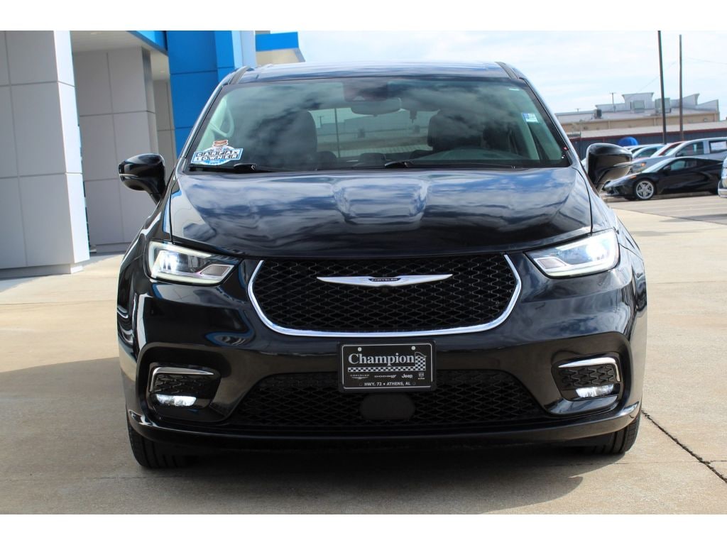 Used 2024 Chrysler Pacifica Touring L Passenger Van