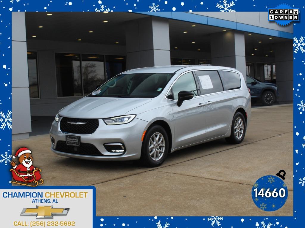 2024 Chrysler Pacifica Touring L's photo