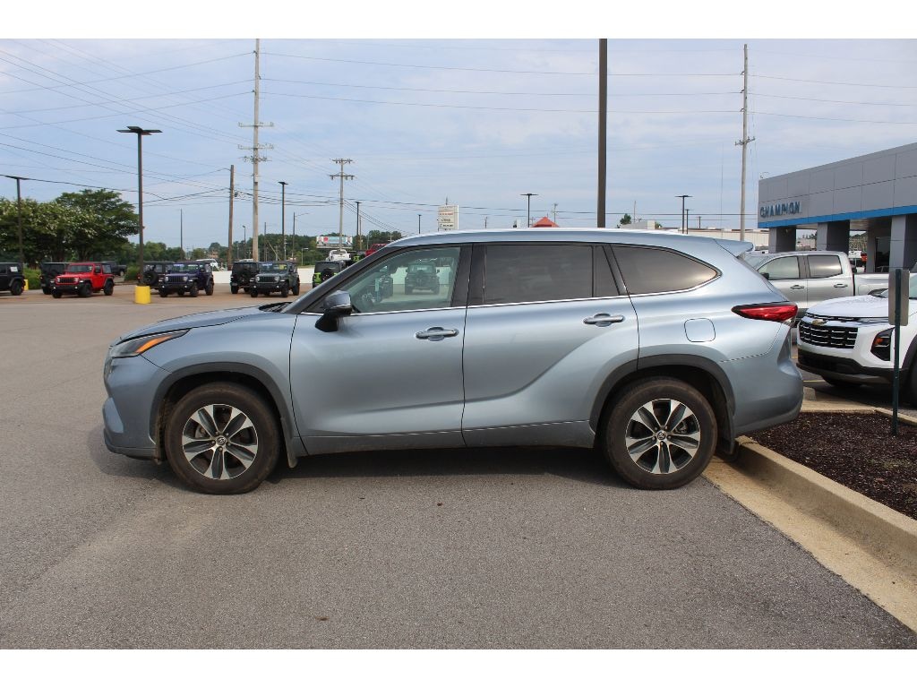 Used 2021 Toyota Highlander XLE Sport Utility