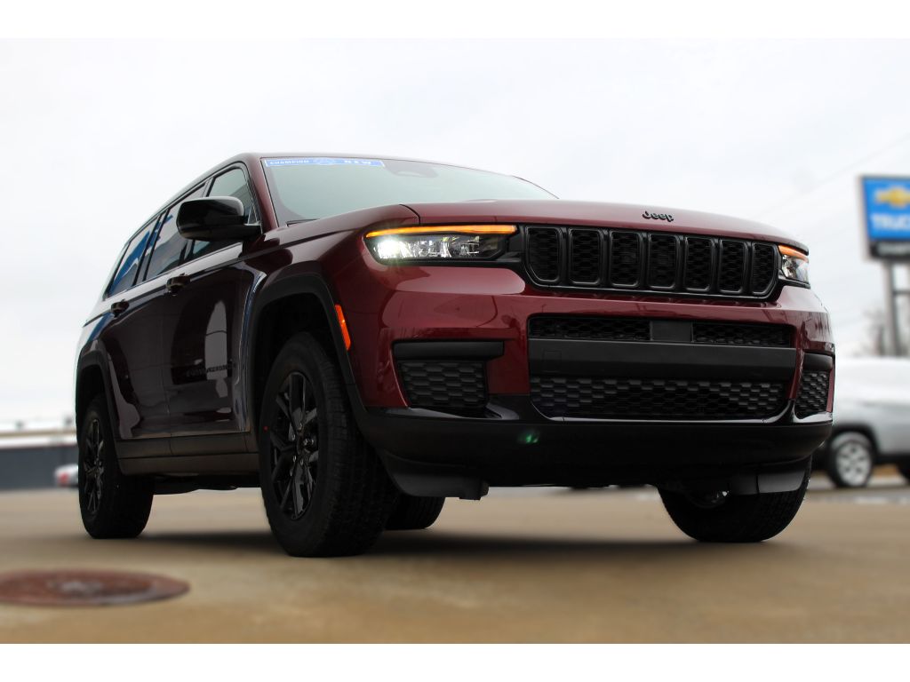 2025 Jeep Grand Cherokee Altitude photo 3