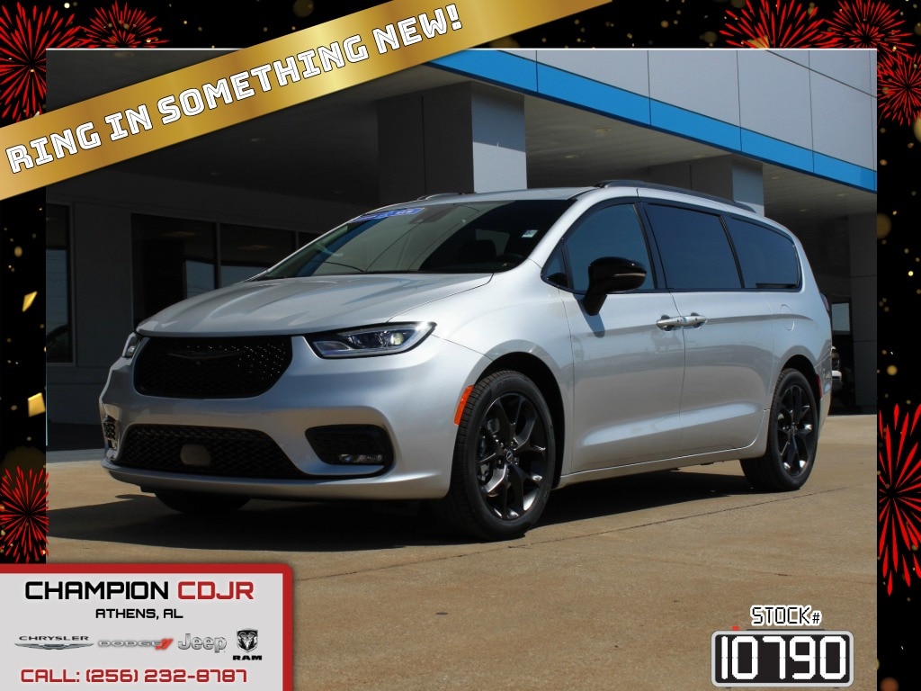 2026 Chrysler Pacifica Select's photo