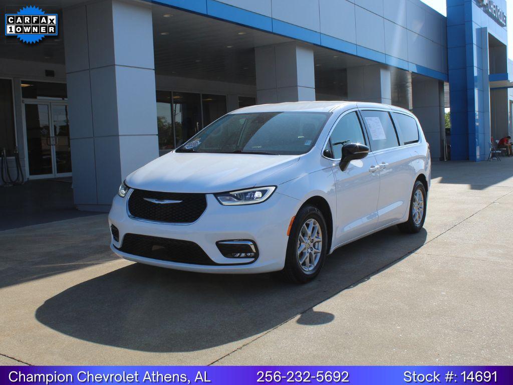 2024 Chrysler Pacifica Touring L's photo