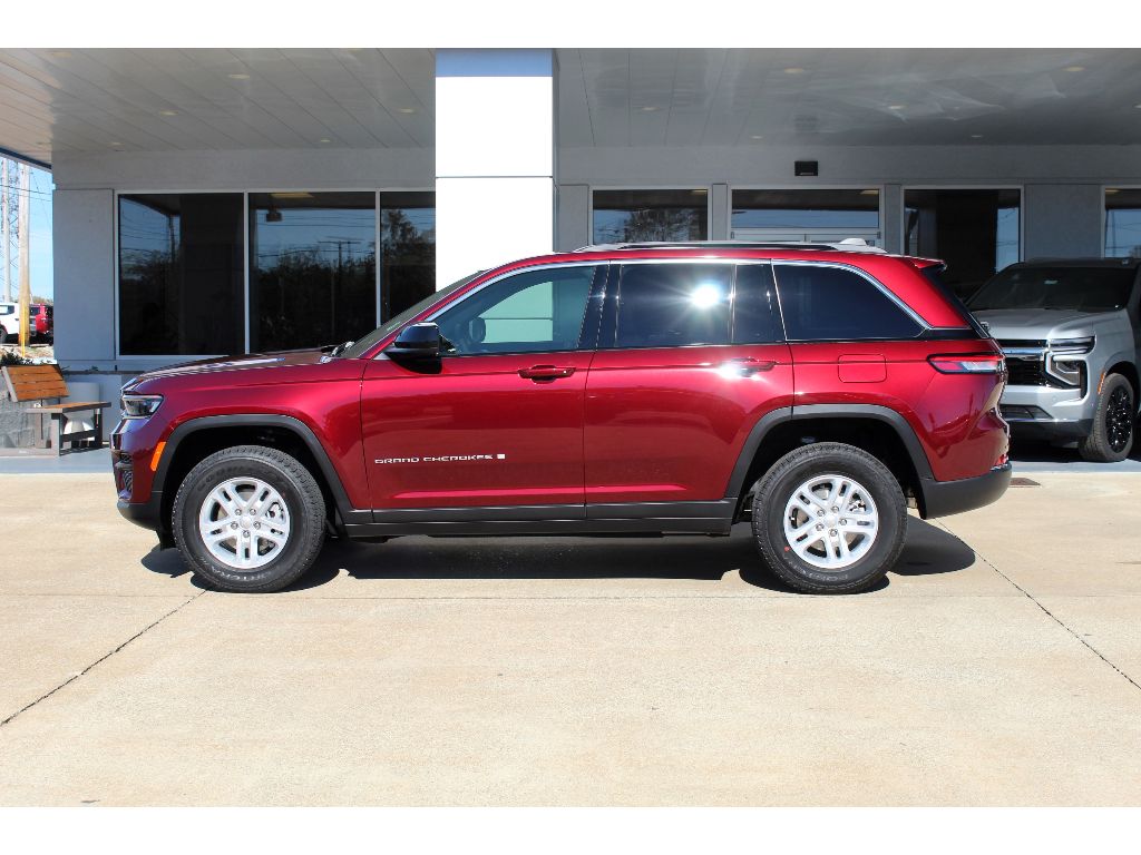 2025 Jeep Grand Cherokee Laredo photo 2