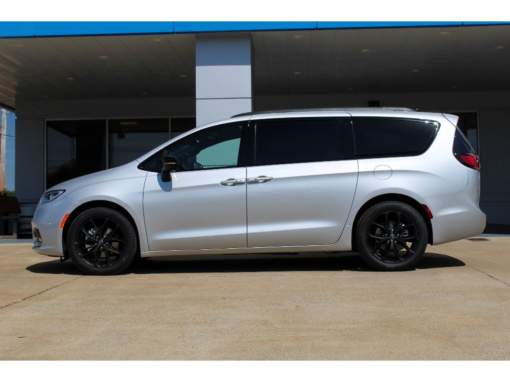 2026 Chrysler Pacifica photo 2