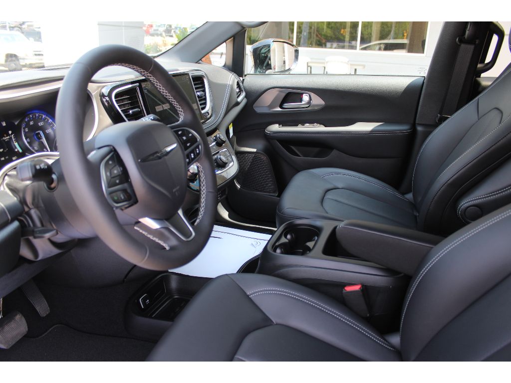2026 Chrysler Pacifica Select - Photo 9