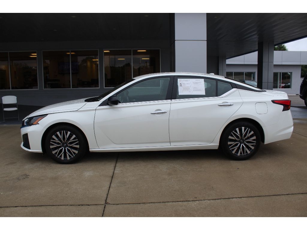 Used 2024 Nissan Altima 2.5 SV Sedan