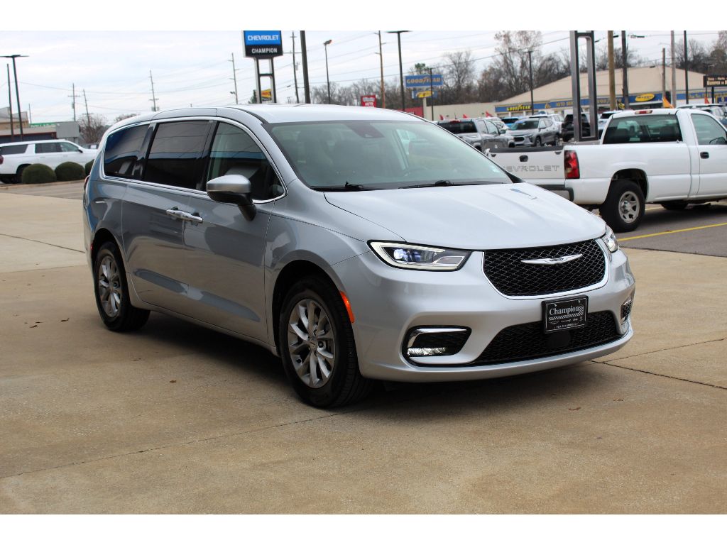 2023 Chrysler Pacifica Touring L photo 3