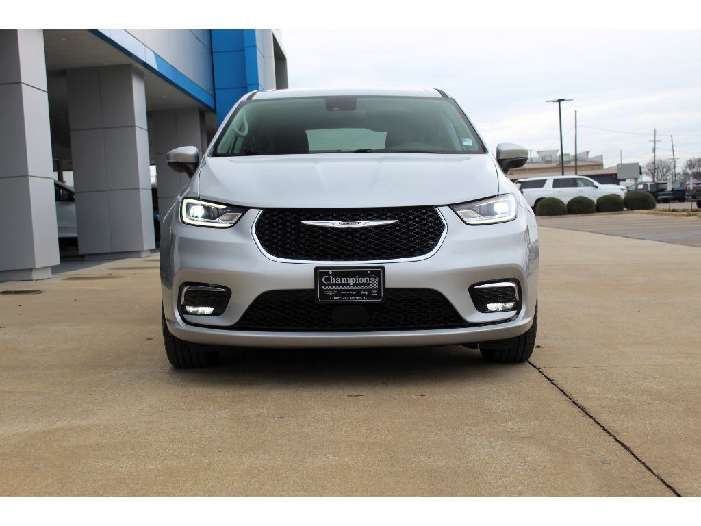 2023 Chrysler Pacifica Touring L photo 2