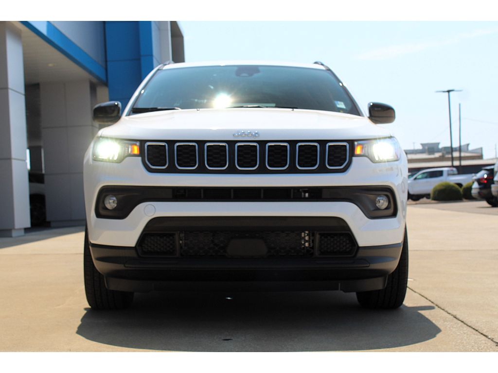 2025 Jeep Compass Latitude photo 3