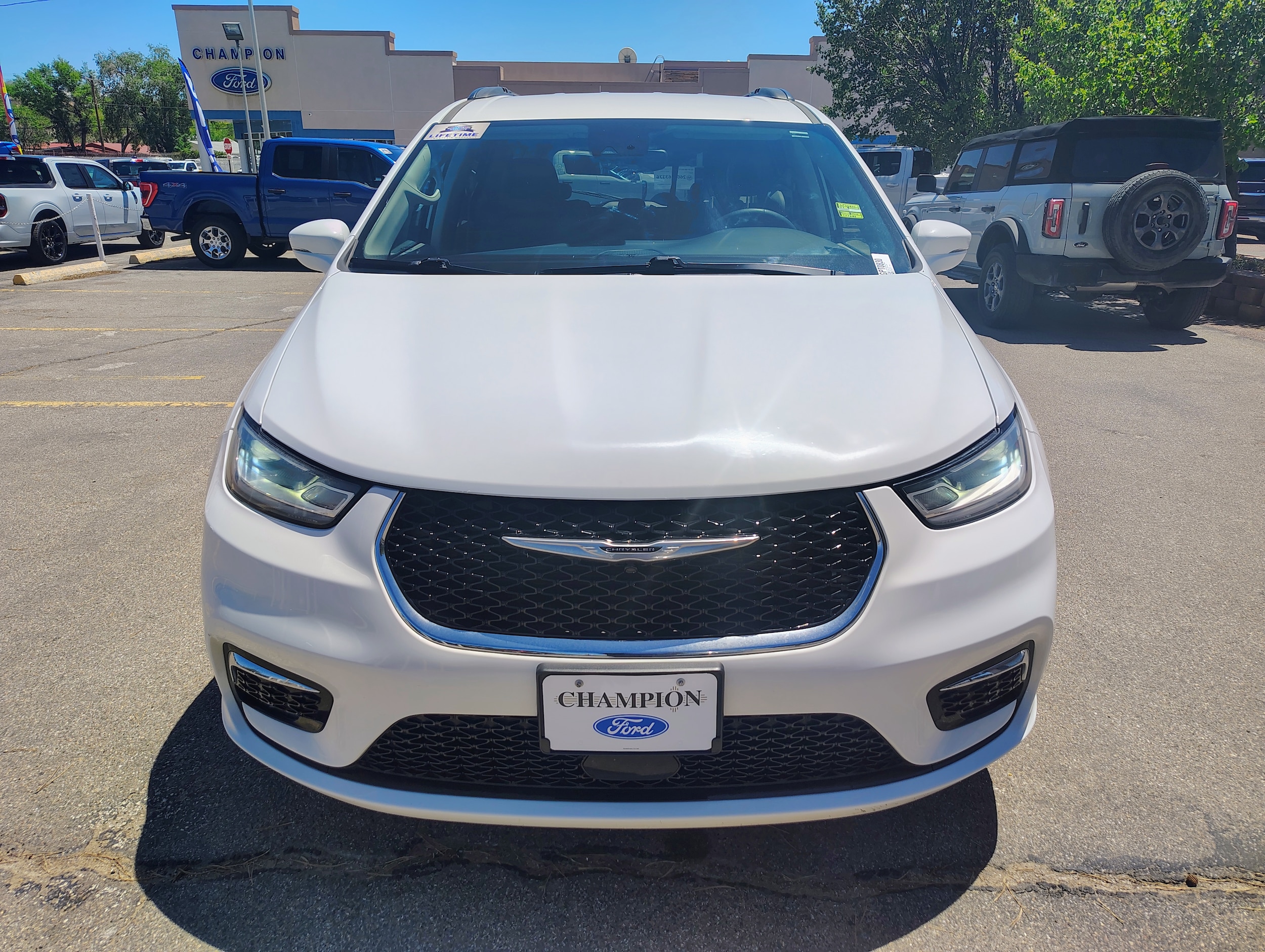 2022 Chrysler Pacifica Touring L's photo