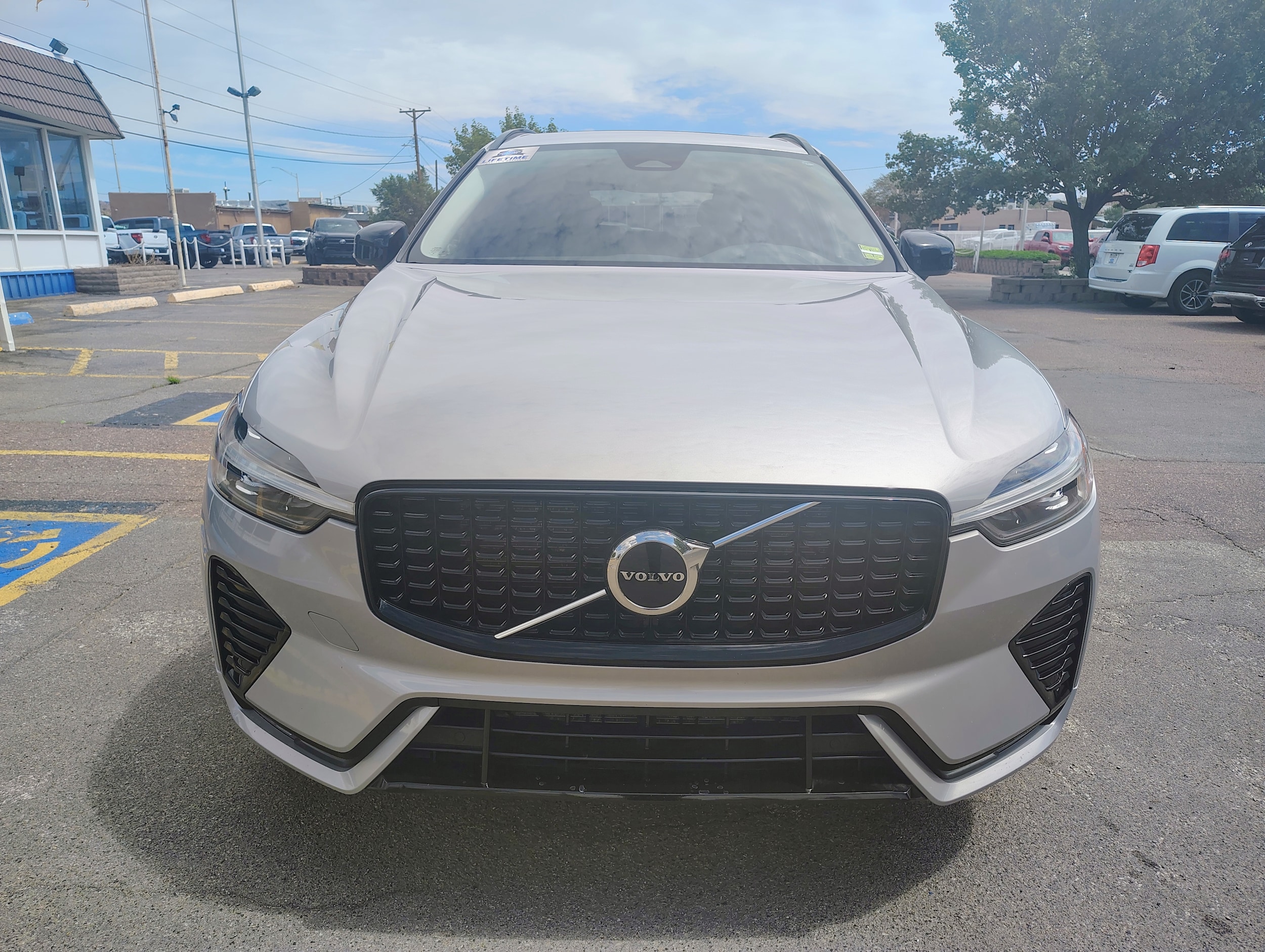 2024 Volvo XC60 Core's photo