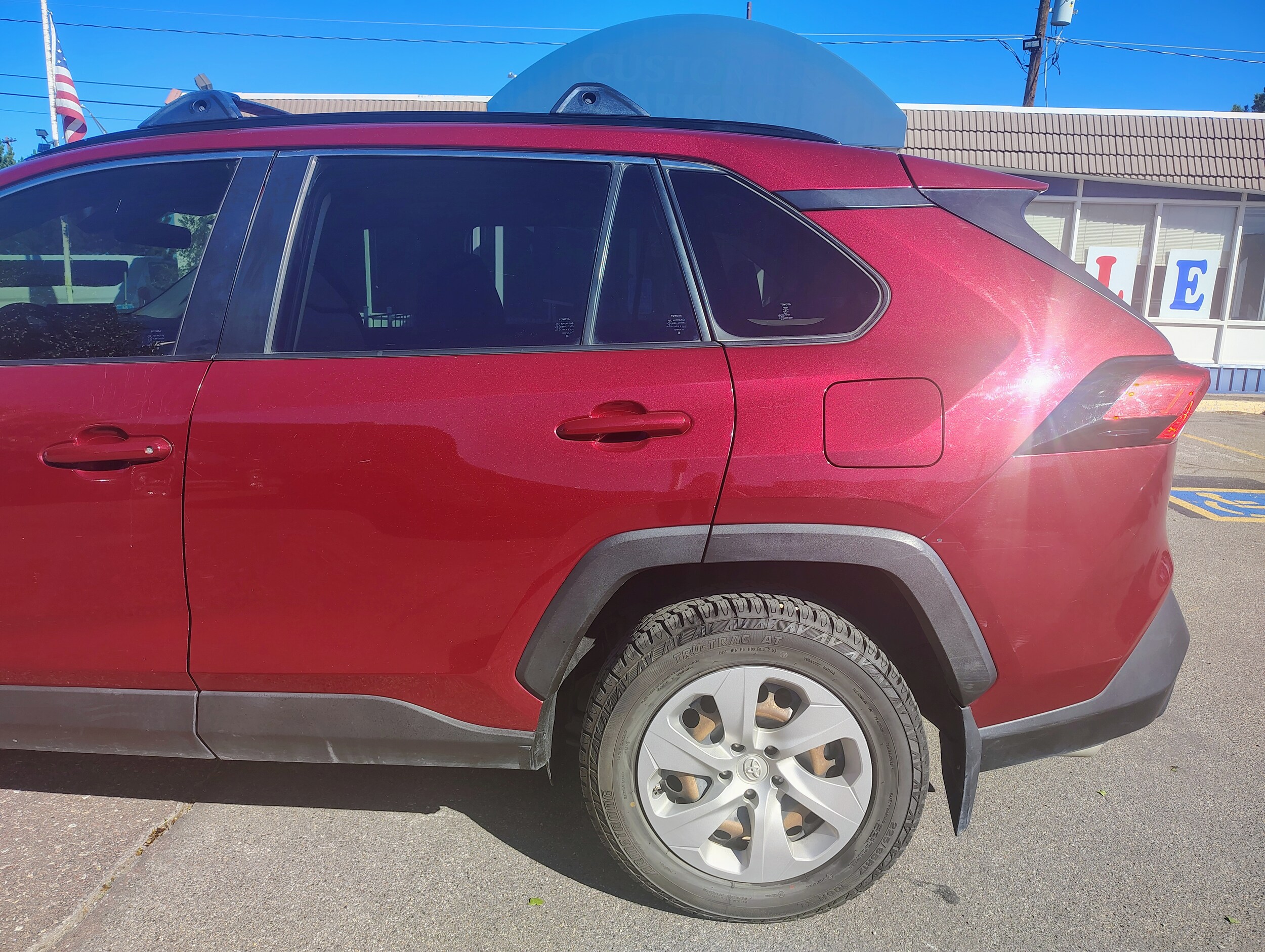 2020 Toyota RAV4 LE photo 4