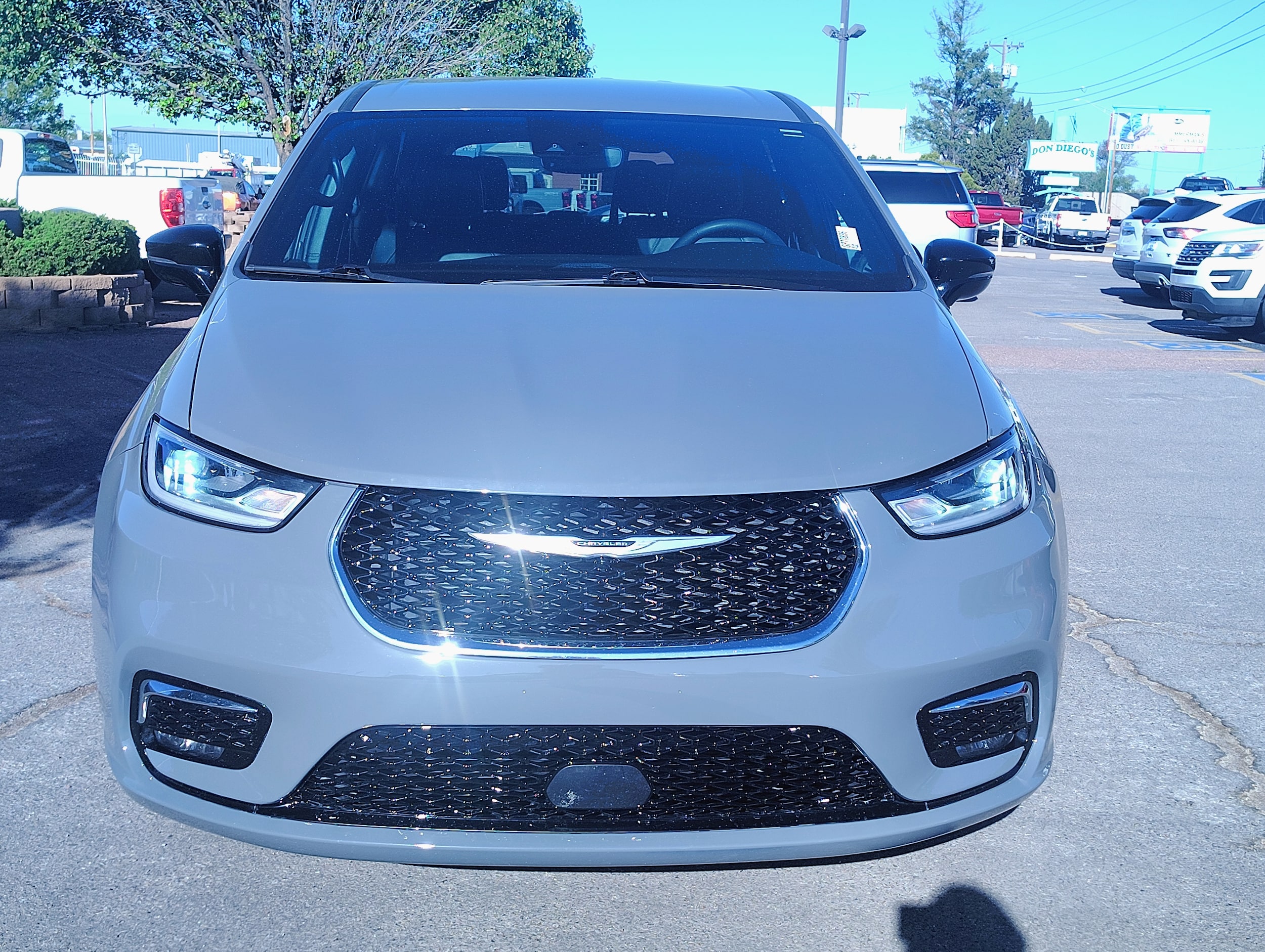 2025 Chrysler Pacifica Select's photo