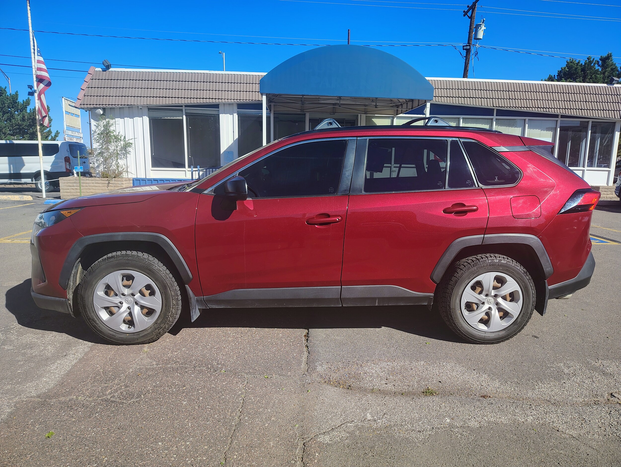 2020 Toyota RAV4 LE photo 3