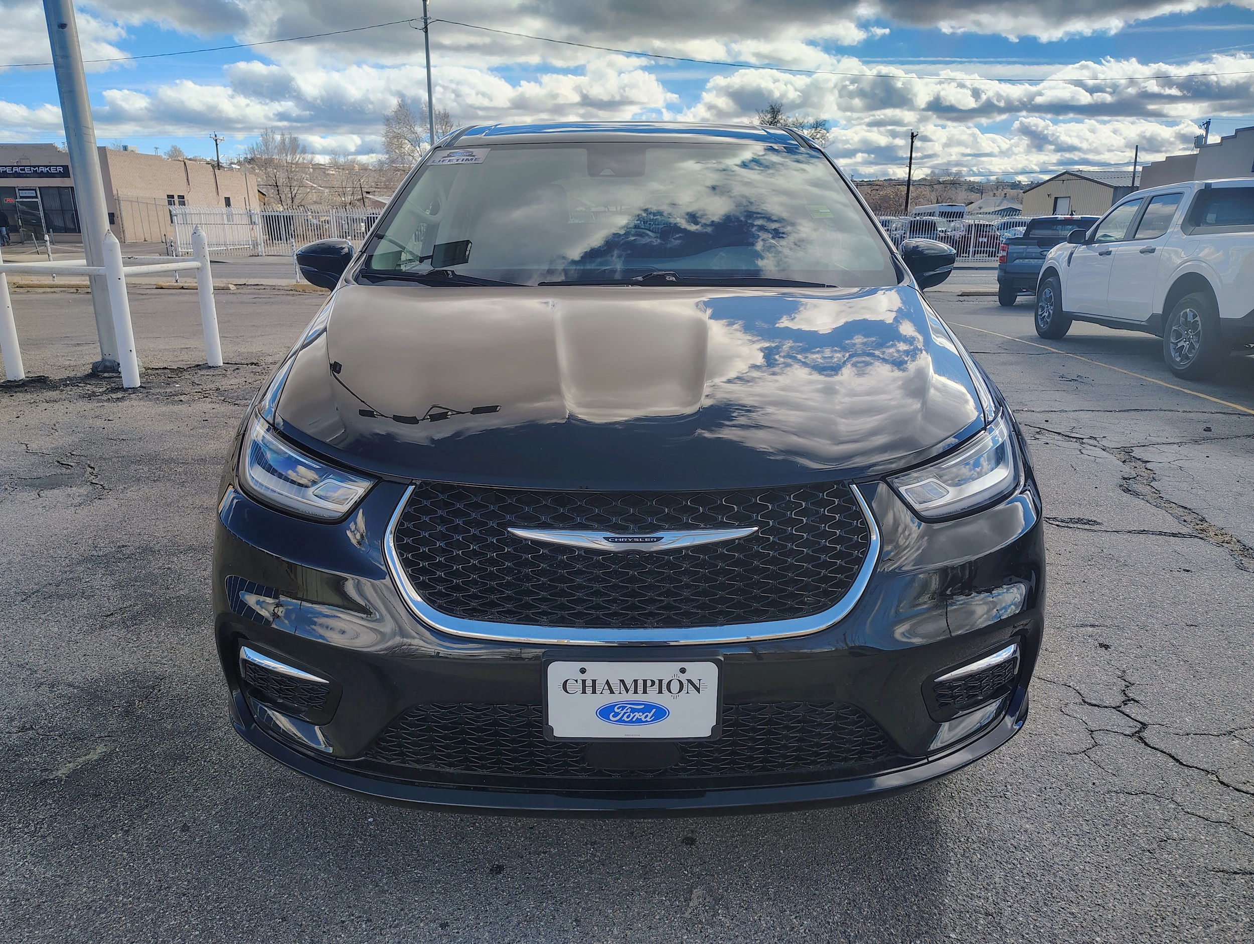 2024 Chrysler Pacifica PHEV Select's photo