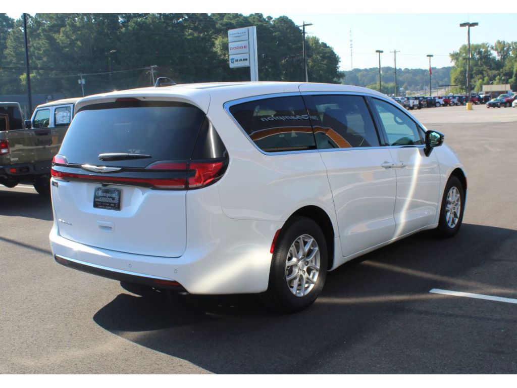 2026 Chrysler Pacifica photo 3