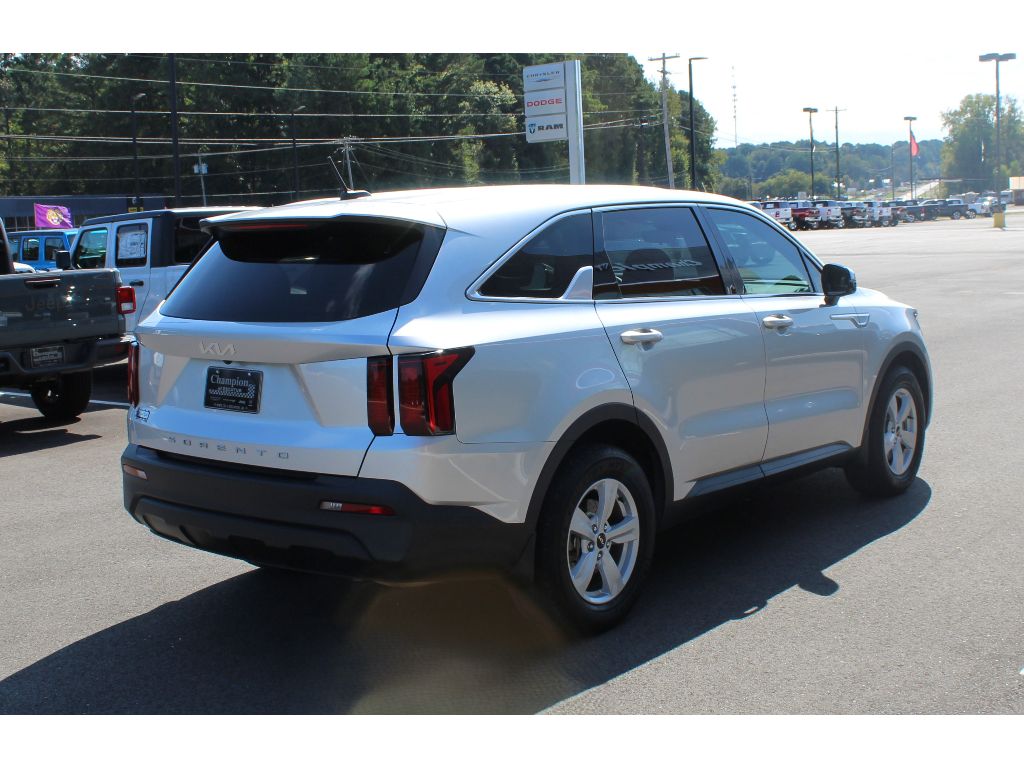 2022 Kia Sorento LX photo 3