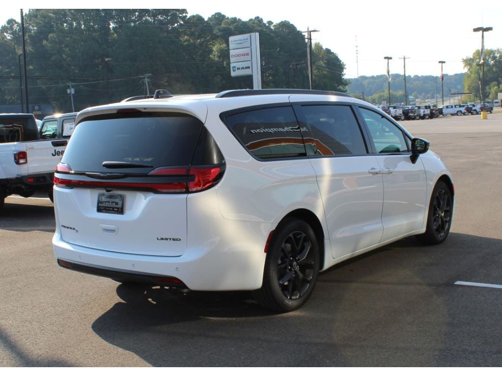 New 2026 Chrysler Pacifica Limited Passenger Van