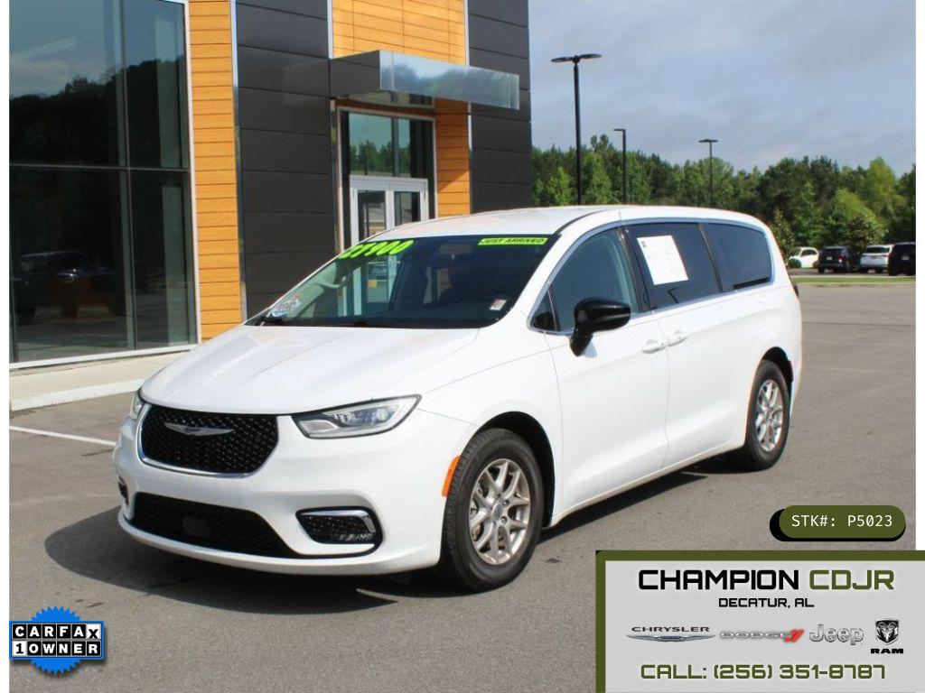 2024 Chrysler Pacifica Touring L's photo