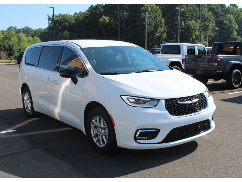 2026 Chrysler Pacifica photo 2