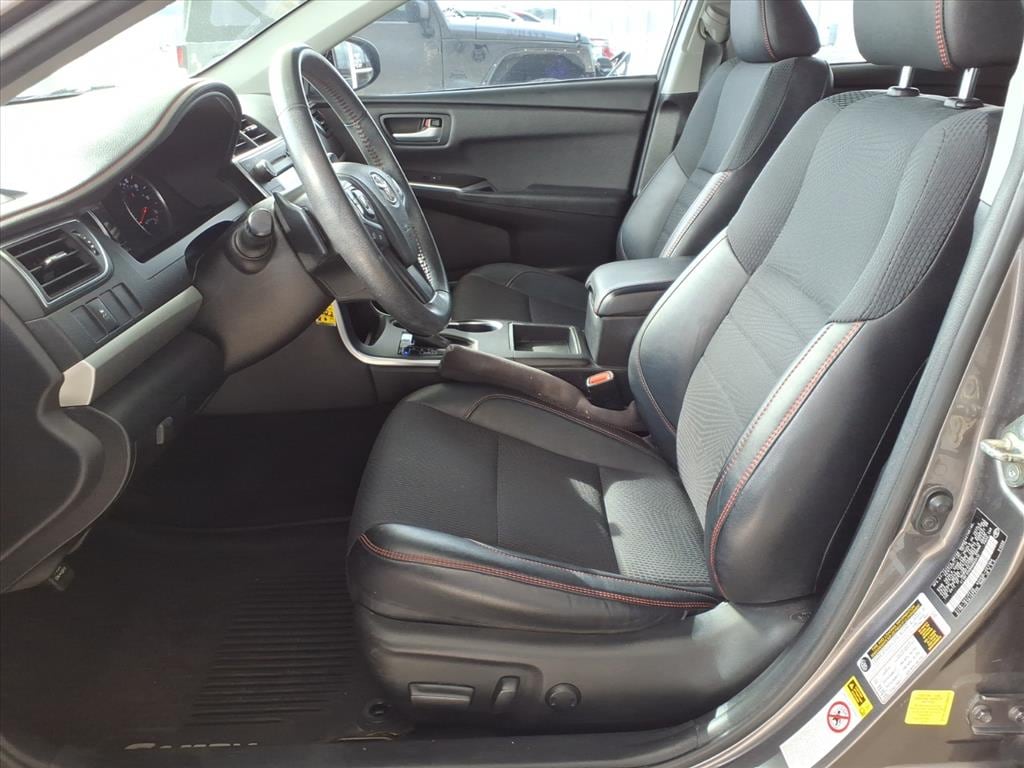 Used 2017 Toyota Camry 4D Sedan SE Sedan