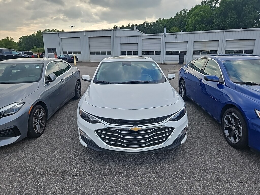 2024 Chevrolet Malibu 1LT photo 2