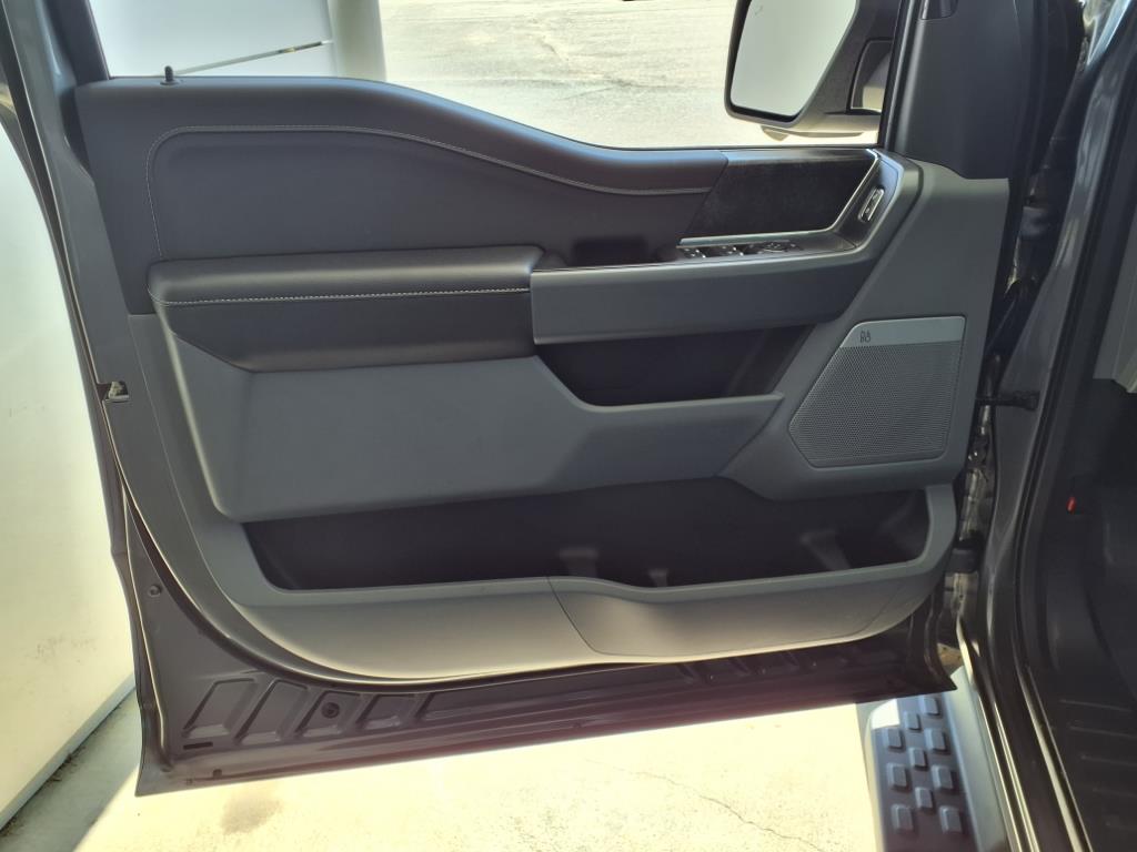 2025 Ford F-150 Lightning photo 4