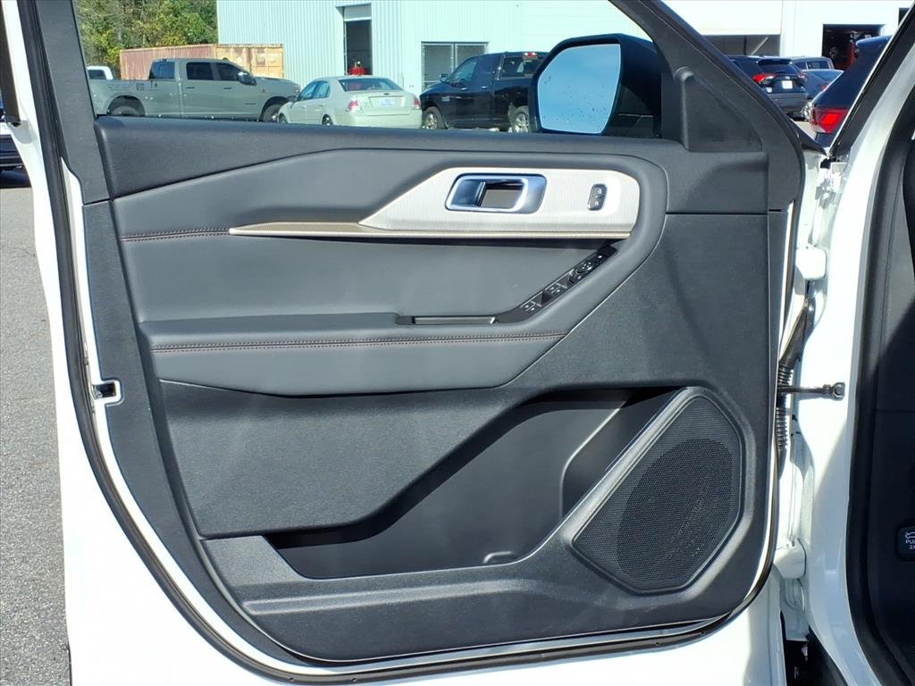 2026 Ford Explorer photo 3