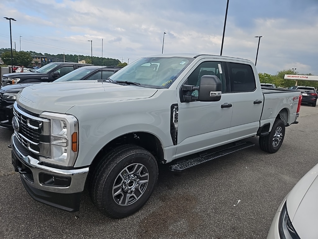 New 2025 Ford F-250 Super Duty XLT 4x4 XLT Crew Cab 6.8 ft. SB Pickup