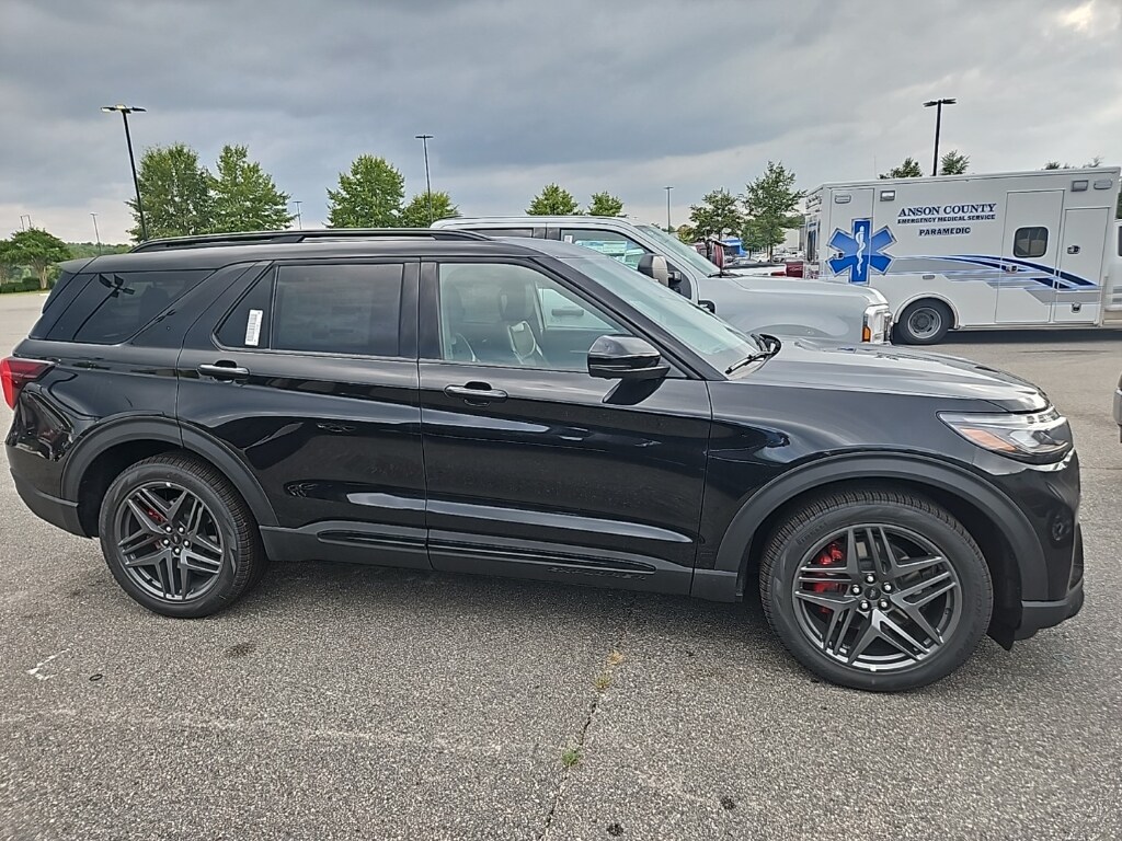2025 Ford Explorer ST photo 4