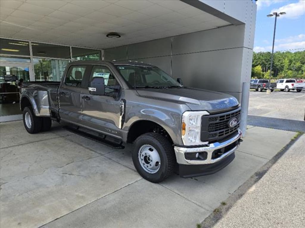 New 2025 Ford F-350 Super Duty XL 4x4 XL Crew Cab 8 ft. LB DRW Pickup
