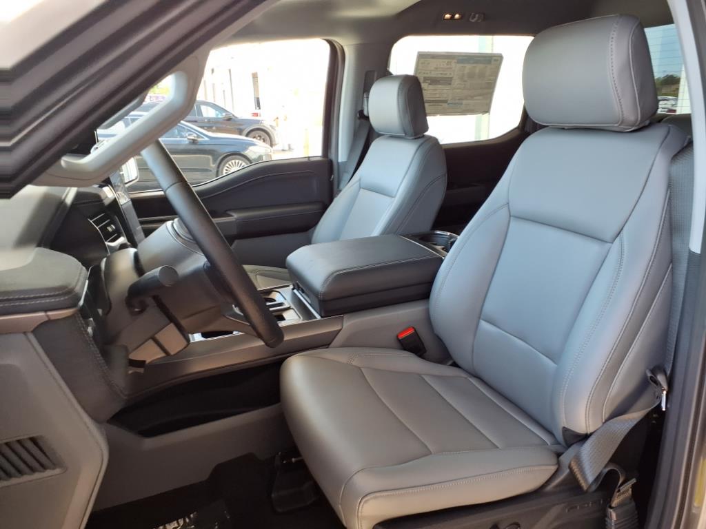 2025 Ford F-150 Lightning photo 3