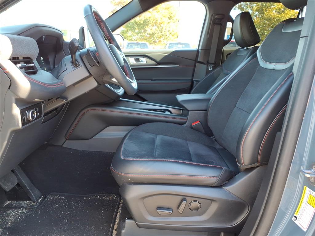 2025 Ford Explorer ST photo 2