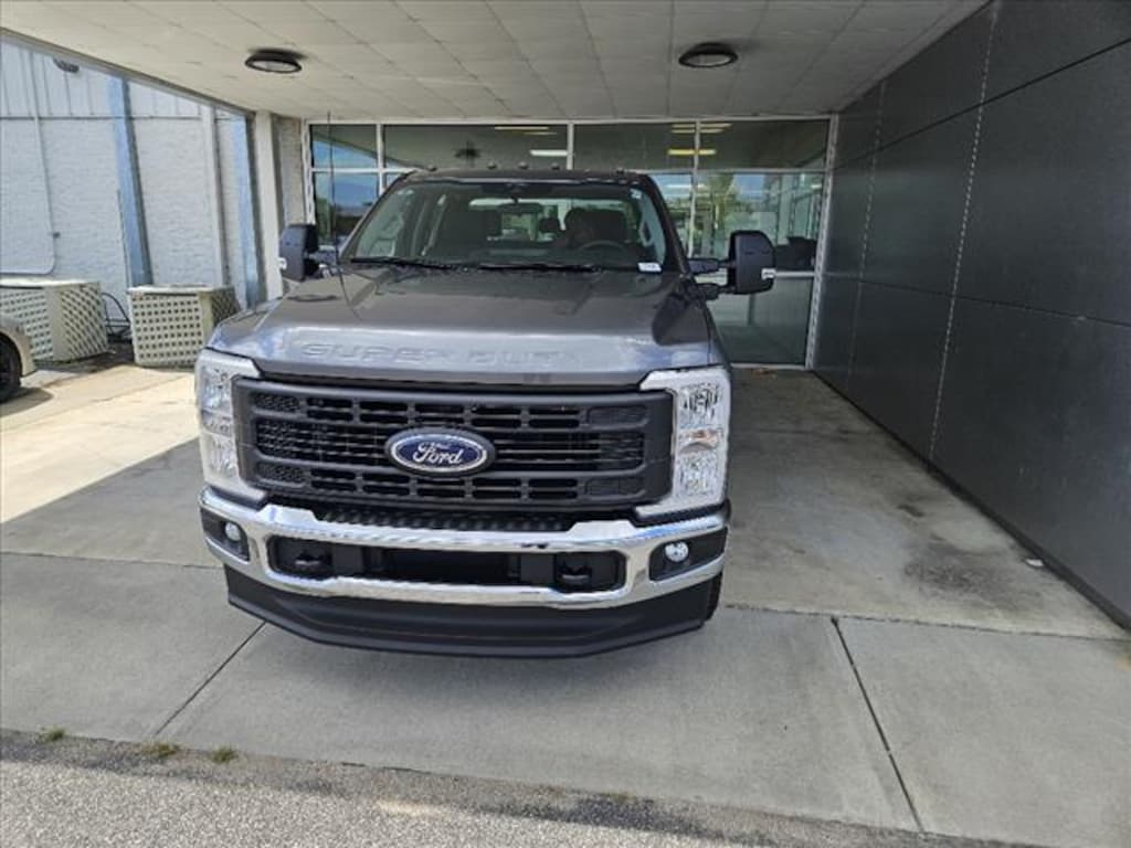 New 2025 Ford F-350 Super Duty XL 4x4 XL Crew Cab 8 ft. LB DRW Pickup