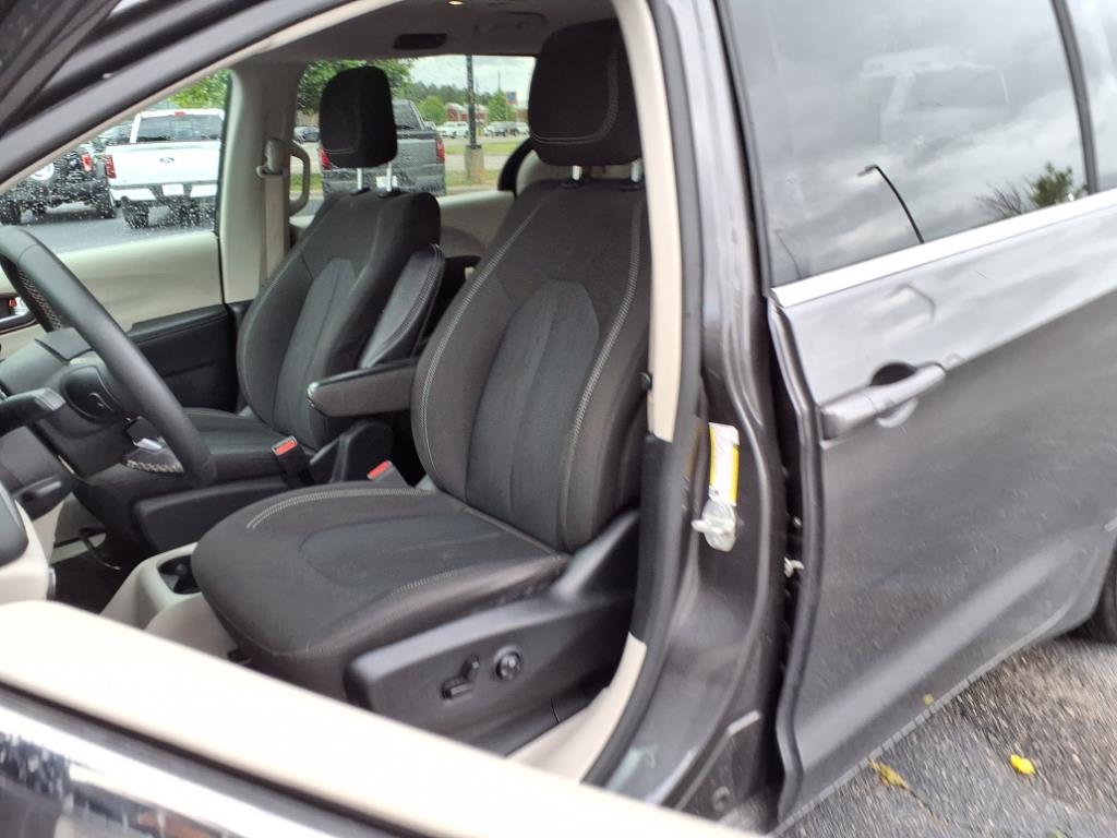 2023 Chrysler Voyager LX photo 3