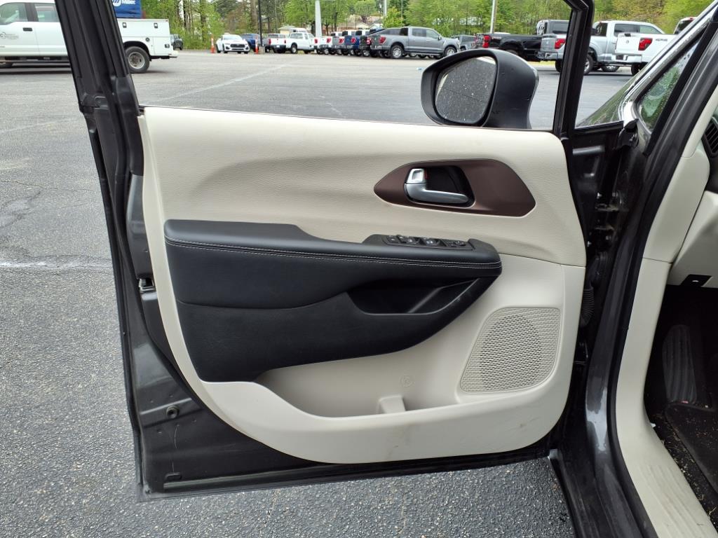 2023 Chrysler Voyager LX photo 4