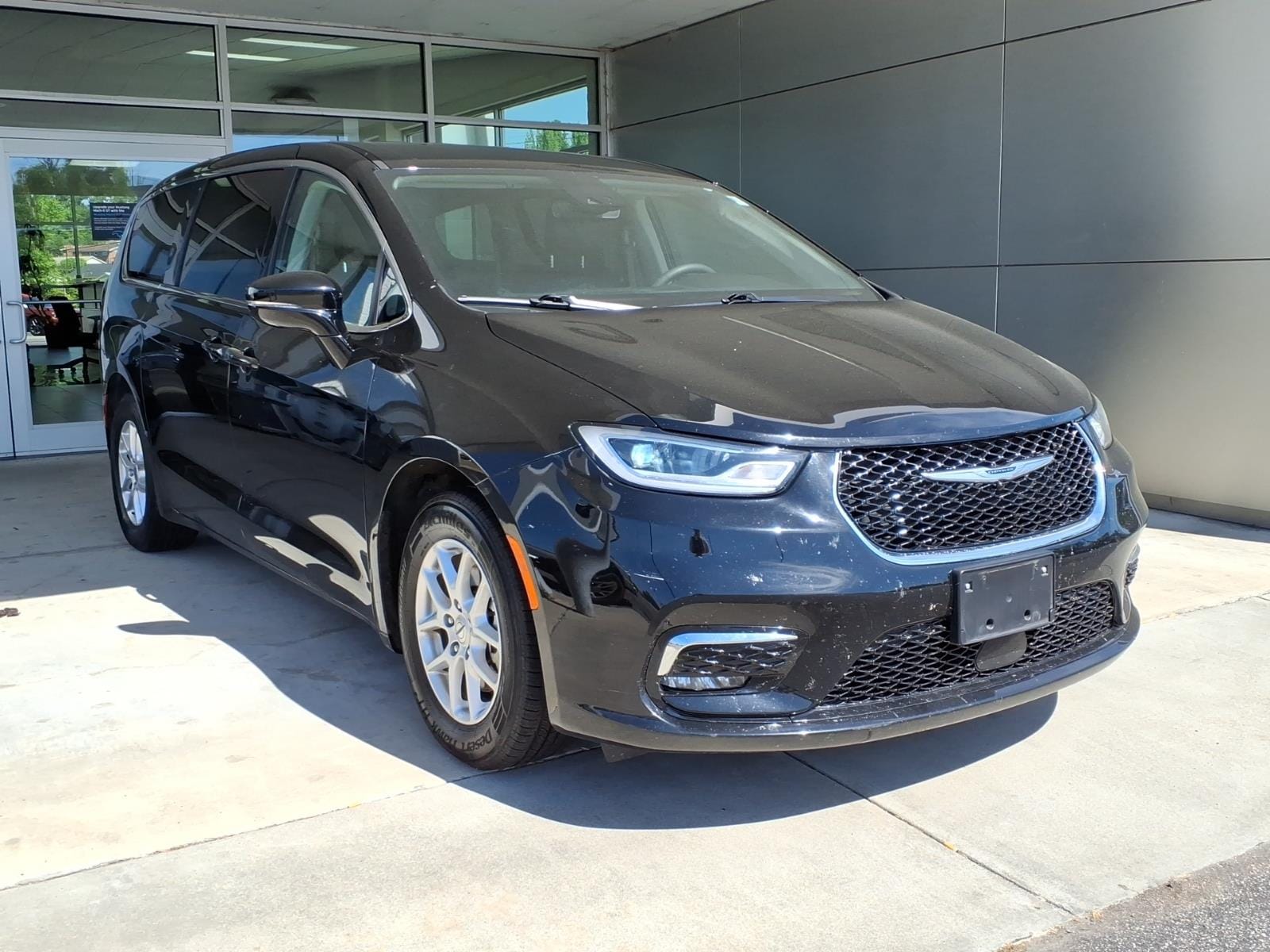 2024 Chrysler Pacifica Touring L's photo