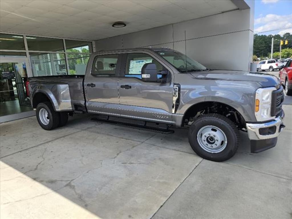 New 2025 Ford F-350 Super Duty XL 4x4 XL Crew Cab 8 ft. LB DRW Pickup
