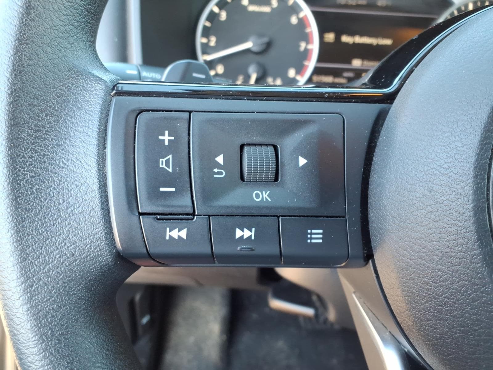 2023 Nissan Rogue SV - Photo 14