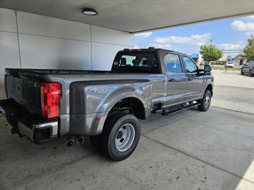 New 2025 Ford F-350 Super Duty XL 4x4 XL Crew Cab 8 ft. LB DRW Pickup