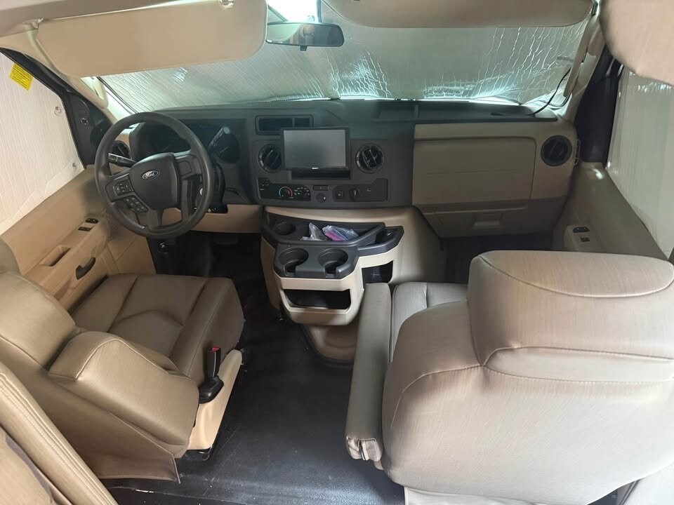 2023 Ford E-450 photo 3