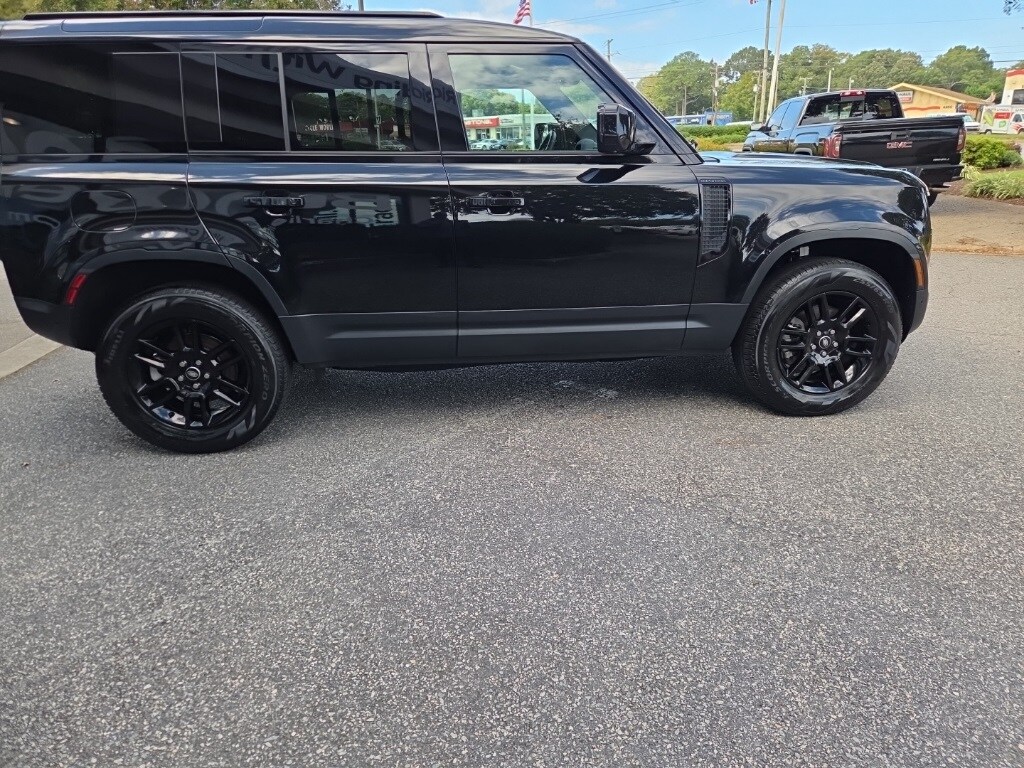 2025 Land Rover Defender 110 S photo 3